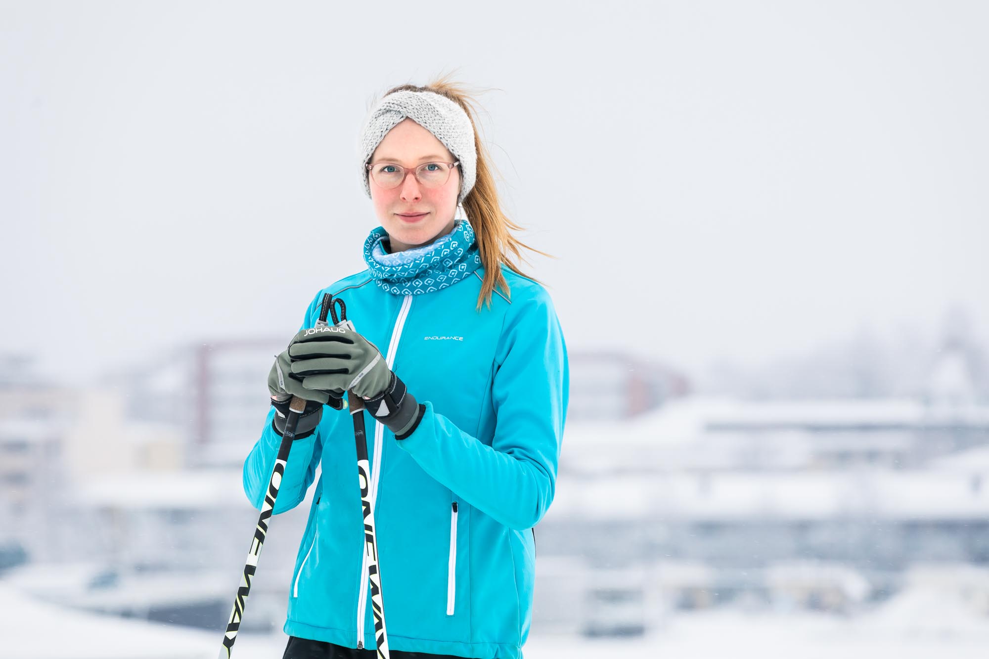 Erityisliikunnanohjaaja Jenni Lehti hiihtämässä.